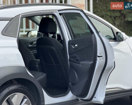 Белый Хендай Kona Electric, объемом двигателя 0 л и пробегом 150 тыс. км за 16960 $, фото 35 на Automoto.ua