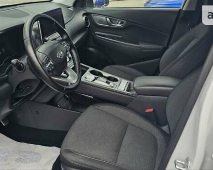 Белый Хендай Kona Electric, объемом двигателя 0 л и пробегом 50 тыс. км за 21500 $, фото 4 на Automoto.ua