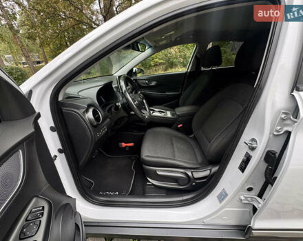 Белый Хендай Kona Electric, объемом двигателя 0 л и пробегом 103 тыс. км за 17999 $, фото 49 на Automoto.ua