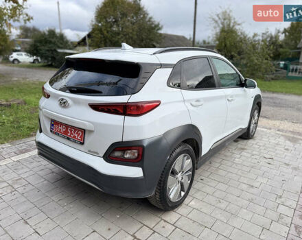 Белый Хендай Kona Electric, объемом двигателя 0 л и пробегом 107 тыс. км за 18465 $, фото 2 на Automoto.ua