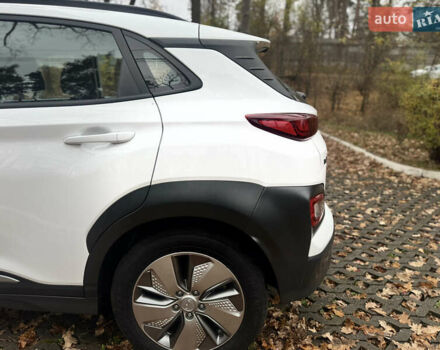 Белый Хендай Kona Electric, объемом двигателя 0 л и пробегом 59 тыс. км за 16900 $, фото 6 на Automoto.ua