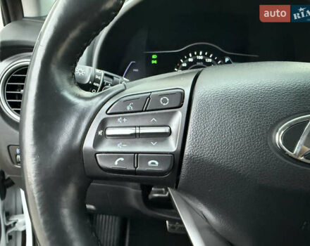 Белый Хендай Kona Electric, объемом двигателя 0 л и пробегом 96 тыс. км за 19500 $, фото 60 на Automoto.ua