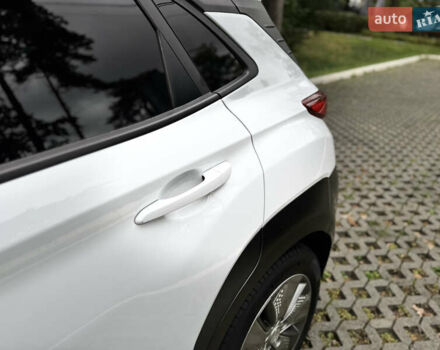 Белый Хендай Kona Electric, объемом двигателя 0 л и пробегом 103 тыс. км за 17999 $, фото 115 на Automoto.ua