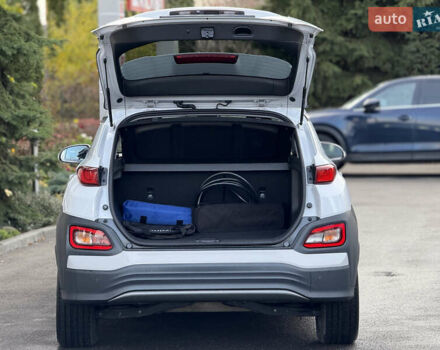 Белый Хендай Kona Electric, объемом двигателя 0 л и пробегом 150 тыс. км за 16960 $, фото 18 на Automoto.ua