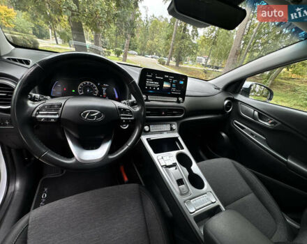 Белый Хендай Kona Electric, объемом двигателя 0 л и пробегом 103 тыс. км за 17999 $, фото 110 на Automoto.ua