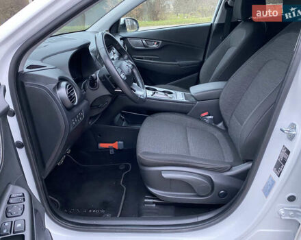 Белый Хендай Kona Electric, объемом двигателя 0 л и пробегом 166 тыс. км за 16900 $, фото 14 на Automoto.ua