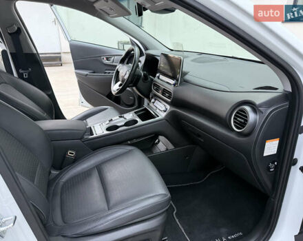 Белый Хендай Kona Electric, объемом двигателя 0 л и пробегом 96 тыс. км за 19500 $, фото 43 на Automoto.ua