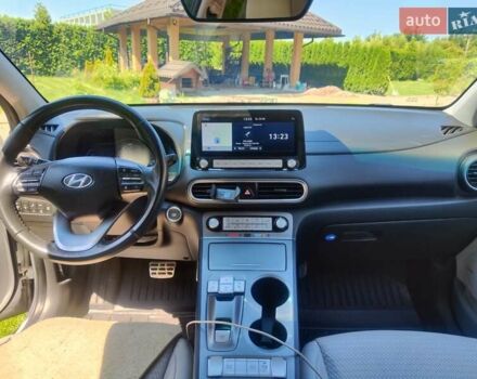 Белый Хендай Kona Electric, объемом двигателя 0 л и пробегом 65 тыс. км за 18700 $, фото 17 на Automoto.ua