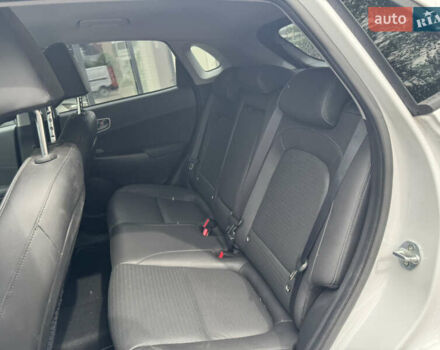 Белый Хендай Kona Electric, объемом двигателя 0 л и пробегом 124 тыс. км за 17600 $, фото 7 на Automoto.ua