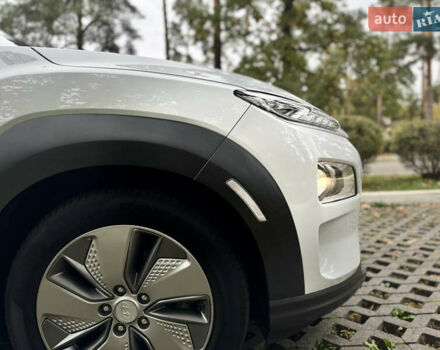 Белый Хендай Kona Electric, объемом двигателя 0 л и пробегом 103 тыс. км за 17999 $, фото 35 на Automoto.ua