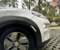 Белый Хендай Kona Electric, объемом двигателя 0 л и пробегом 103 тыс. км за 17999 $, фото 35 на Automoto.ua