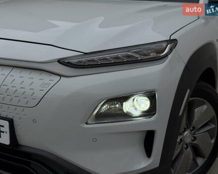 Белый Хендай Kona Electric, объемом двигателя 0 л и пробегом 96 тыс. км за 19500 $, фото 1 на Automoto.ua