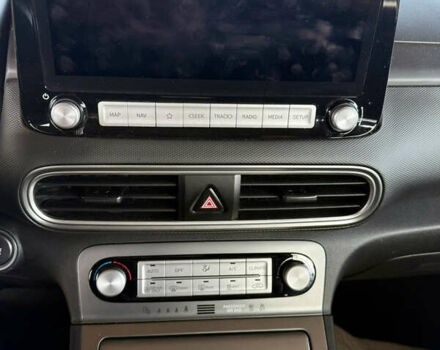 Белый Хендай Kona Electric, объемом двигателя 0 л и пробегом 95 тыс. км за 17500 $, фото 16 на Automoto.ua