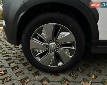 Белый Хендай Kona Electric, объемом двигателя 0 л и пробегом 58 тыс. км за 17499 $, фото 69 на Automoto.ua