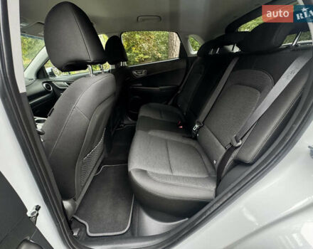 Белый Хендай Kona Electric, объемом двигателя 0 л и пробегом 103 тыс. км за 17999 $, фото 53 на Automoto.ua