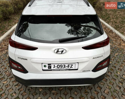 Белый Хендай Kona Electric, объемом двигателя 0 л и пробегом 58 тыс. км за 17499 $, фото 9 на Automoto.ua