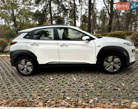 Белый Хендай Kona Electric, объемом двигателя 0 л и пробегом 58 тыс. км за 17499 $, фото 2 на Automoto.ua