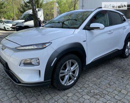 Белый Хендай Kona Electric, объемом двигателя 0 л и пробегом 64 тыс. км за 20700 $, фото 3 на Automoto.ua