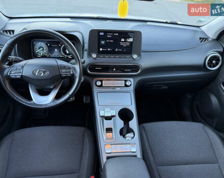 Белый Хендай Kona Electric, объемом двигателя 0 л и пробегом 80 тыс. км за 16900 $, фото 23 на Automoto.ua