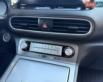 Білий Хендай Kona Electric, об'ємом двигуна 0 л та пробігом 64 тис. км за 14950 $, фото 138 на Automoto.ua