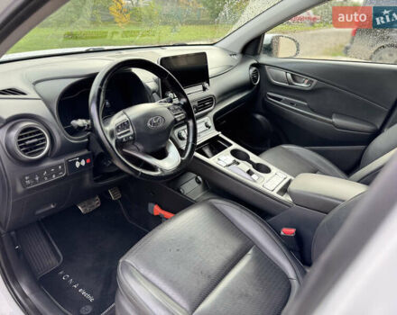 Белый Хендай Kona Electric, объемом двигателя 0 л и пробегом 107 тыс. км за 18465 $, фото 6 на Automoto.ua