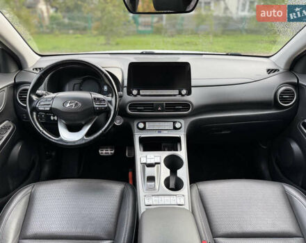 Белый Хендай Kona Electric, объемом двигателя 0 л и пробегом 107 тыс. км за 18465 $, фото 5 на Automoto.ua