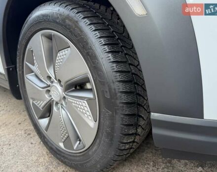 Білий Хендай Kona Electric, об'ємом двигуна 0 л та пробігом 64 тис. км за 14950 $, фото 18 на Automoto.ua