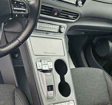 Белый Хендай Kona Electric, объемом двигателя 0 л и пробегом 50 тыс. км за 21500 $, фото 13 на Automoto.ua