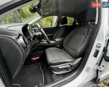 Белый Хендай Kona Electric, объемом двигателя 0 л и пробегом 103 тыс. км за 17999 $, фото 50 на Automoto.ua