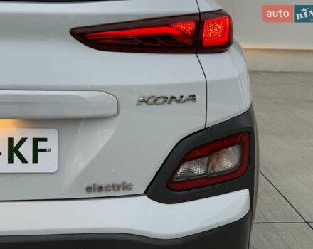 Белый Хендай Kona Electric, объемом двигателя 0 л и пробегом 96 тыс. км за 19500 $, фото 17 на Automoto.ua