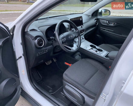 Белый Хендай Kona Electric, объемом двигателя 0 л и пробегом 166 тыс. км за 16900 $, фото 13 на Automoto.ua
