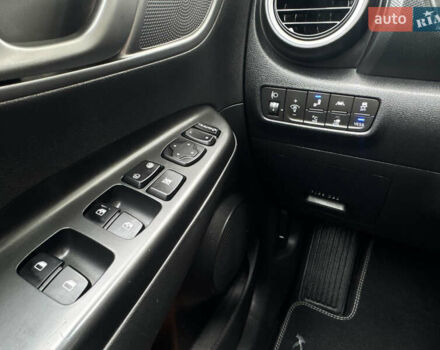 Белый Хендай Kona Electric, объемом двигателя 0 л и пробегом 103 тыс. км за 17999 $, фото 104 на Automoto.ua