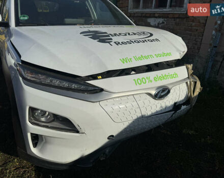 Белый Хендай Kona Electric, объемом двигателя 0 л и пробегом 50 тыс. км за 10599 $, фото 1 на Automoto.ua