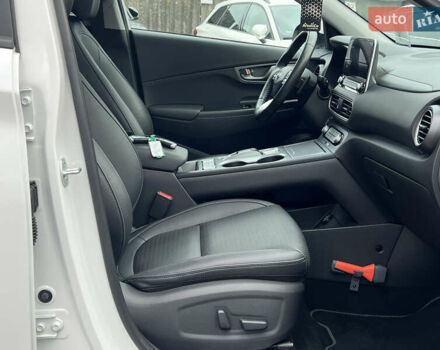 Белый Хендай Kona Electric, объемом двигателя 0 л и пробегом 111 тыс. км за 18570 $, фото 50 на Automoto.ua