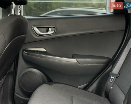 Білий Хендай Kona Electric, об'ємом двигуна 0 л та пробігом 93 тис. км за 18900 $, фото 55 на Automoto.ua