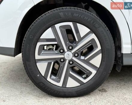 Белый Хендай Kona Electric, объемом двигателя 0 л и пробегом 64 тыс. км за 21499 $, фото 36 на Automoto.ua