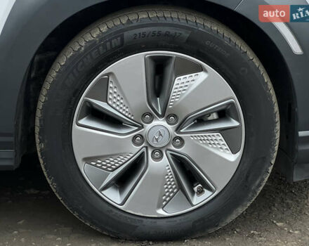 Белый Хендай Kona Electric, объемом двигателя 0 л и пробегом 111 тыс. км за 18570 $, фото 24 на Automoto.ua