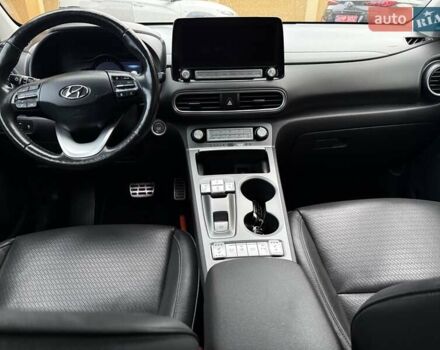 Белый Хендай Kona Electric, объемом двигателя 0 л и пробегом 92 тыс. км за 17950 $, фото 99 на Automoto.ua