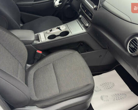 Белый Хендай Kona Electric, объемом двигателя 0 л и пробегом 124 тыс. км за 17494 $, фото 38 на Automoto.ua