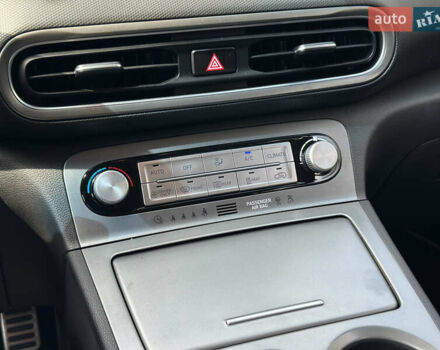 Білий Хендай Kona Electric, об'ємом двигуна 0 л та пробігом 93 тис. км за 18900 $, фото 46 на Automoto.ua