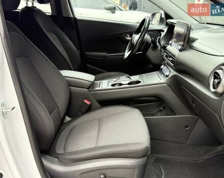 Белый Хендай Kona Electric, объемом двигателя 0 л и пробегом 64 тыс. км за 21499 $, фото 62 на Automoto.ua