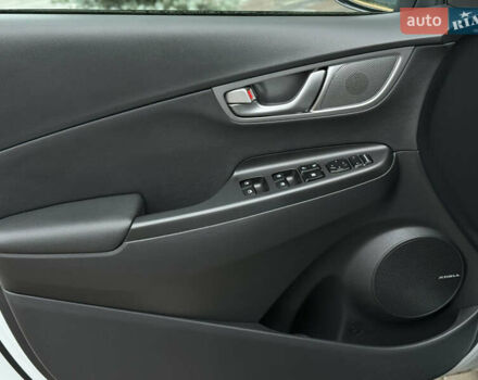 Белый Хендай Kona Electric, объемом двигателя 0 л и пробегом 98 тыс. км за 18999 $, фото 15 на Automoto.ua