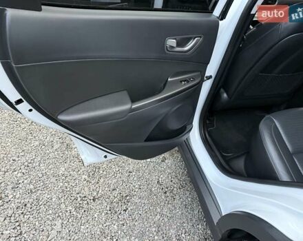 Белый Хендай Kona Electric, объемом двигателя 0 л и пробегом 92 тыс. км за 17950 $, фото 58 на Automoto.ua