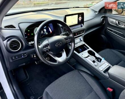 Белый Хендай Kona Electric, объемом двигателя 0 л и пробегом 78 тыс. км за 17250 $, фото 46 на Automoto.ua