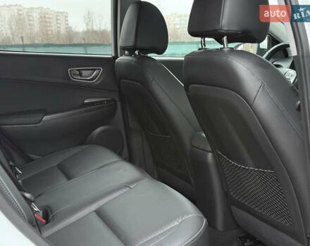 Белый Хендай Kona Electric, объемом двигателя 0 л и пробегом 98 тыс. км за 18999 $, фото 34 на Automoto.ua