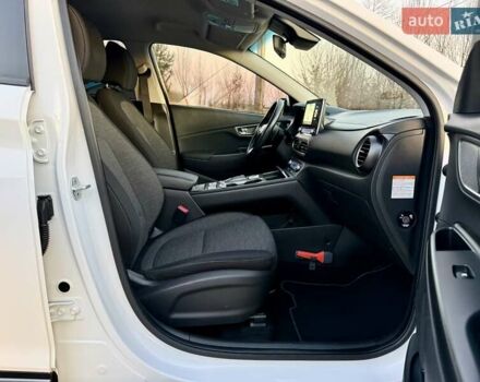 Белый Хендай Kona Electric, объемом двигателя 0 л и пробегом 78 тыс. км за 17250 $, фото 69 на Automoto.ua