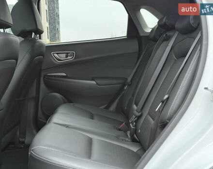 Белый Хендай Kona Electric, объемом двигателя 0 л и пробегом 98 тыс. км за 18999 $, фото 31 на Automoto.ua