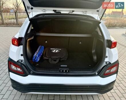 Белый Хендай Kona Electric, объемом двигателя 0 л и пробегом 78 тыс. км за 17250 $, фото 96 на Automoto.ua