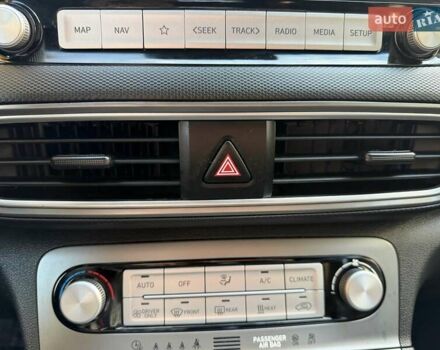 Білий Хендай Kona Electric, об'ємом двигуна 0 л та пробігом 64 тис. км за 16950 $, фото 94 на Automoto.ua