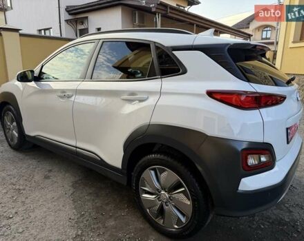 Білий Хендай Kona Electric, об'ємом двигуна 0 л та пробігом 64 тис. км за 16950 $, фото 4 на Automoto.ua
